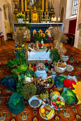 Thumbnail: _JA 24255 Erntedank in Hohenried, Erntedankaltar.jpg